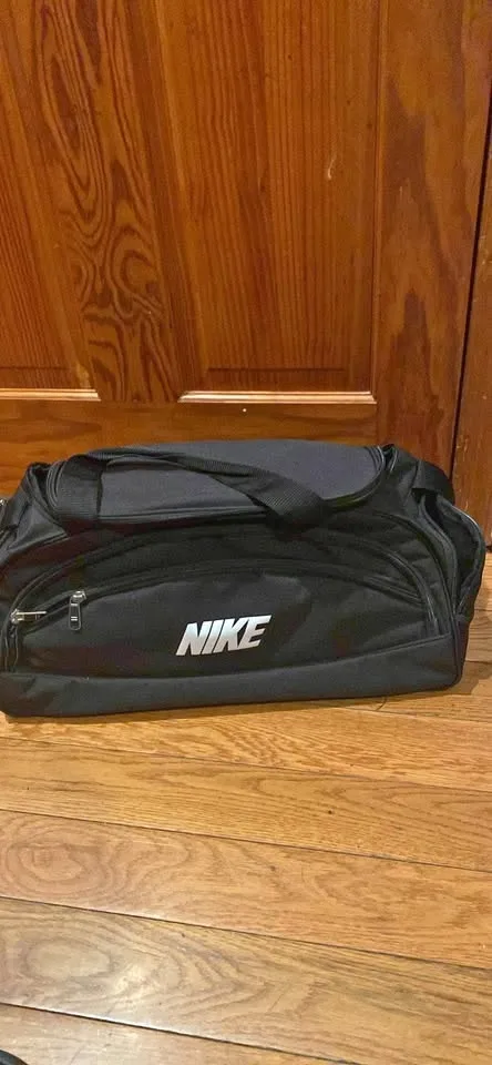 Nike Small/Medium Duffel Bag – Black – Great Condition