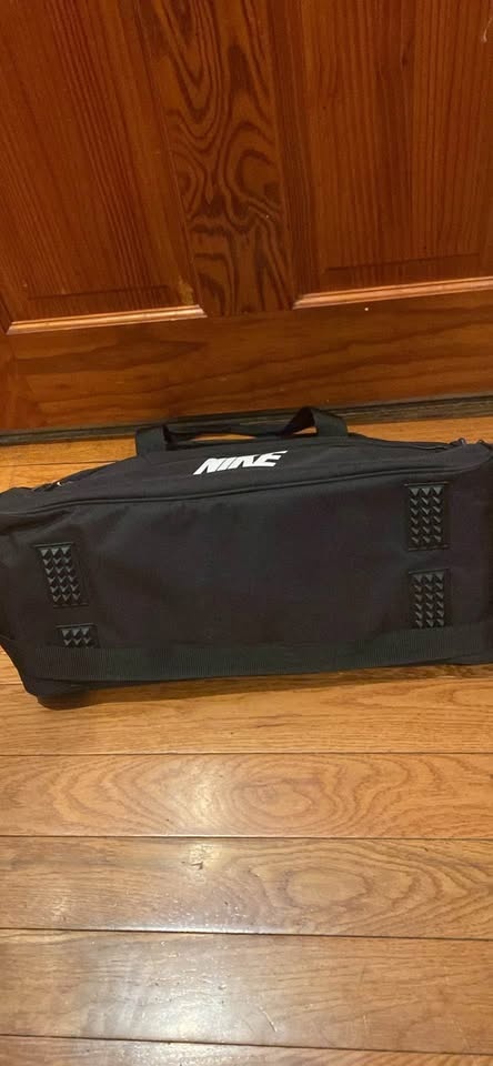 Nike Small/Medium Duffel Bag – Black – Great Condition - photo 3