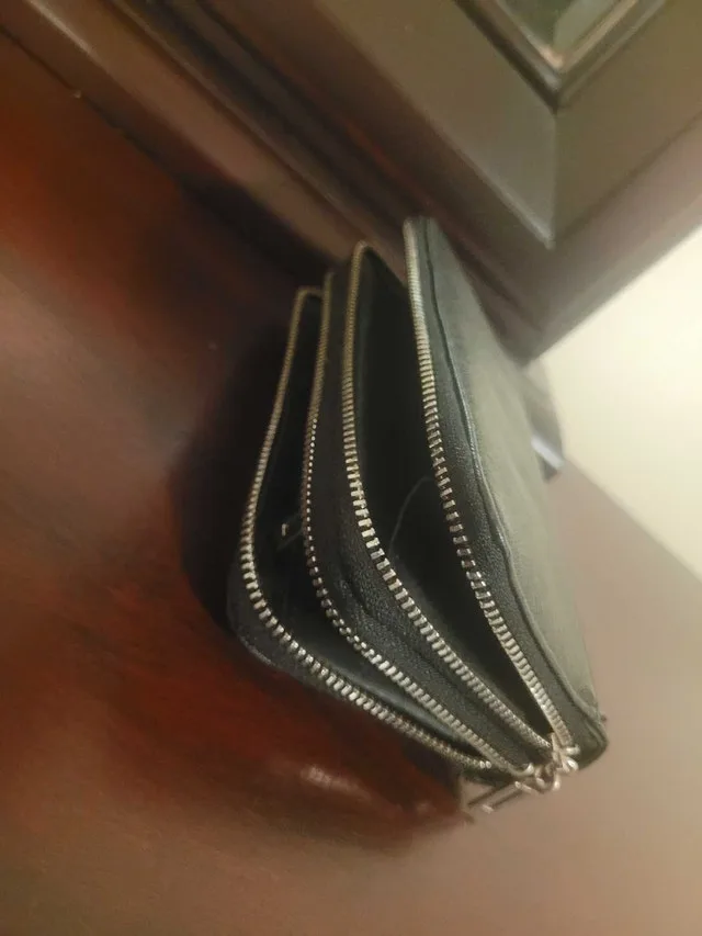 Women's Black Guess 1981 Zip Up Wallet image indicator(4)