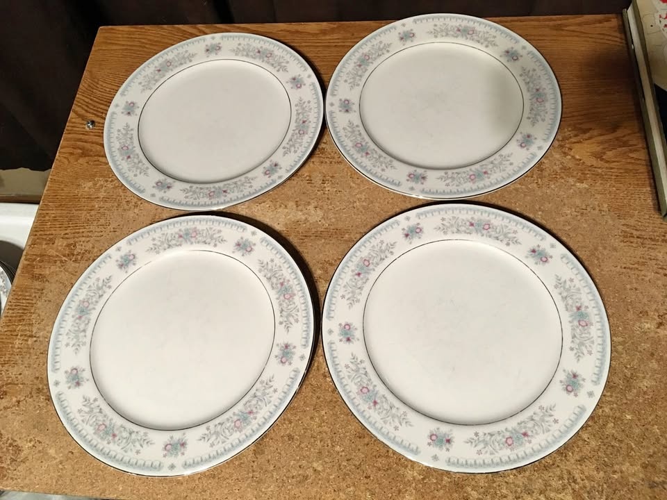 SET OF 4 CROWN FINE CHINA HARMONY FLORAL PATTERN PLATE 10.5"