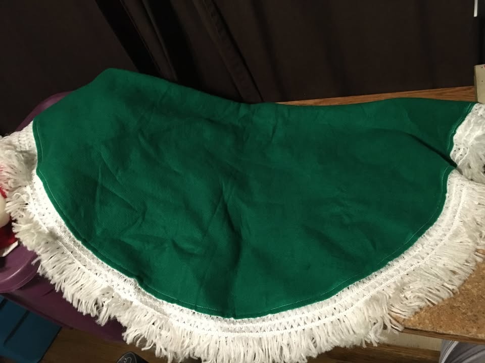 LOT OF 3 VINTAGE CHRISTMAS TREE SKIRTS 44"-45" RED GREEN MAROON - photo 5