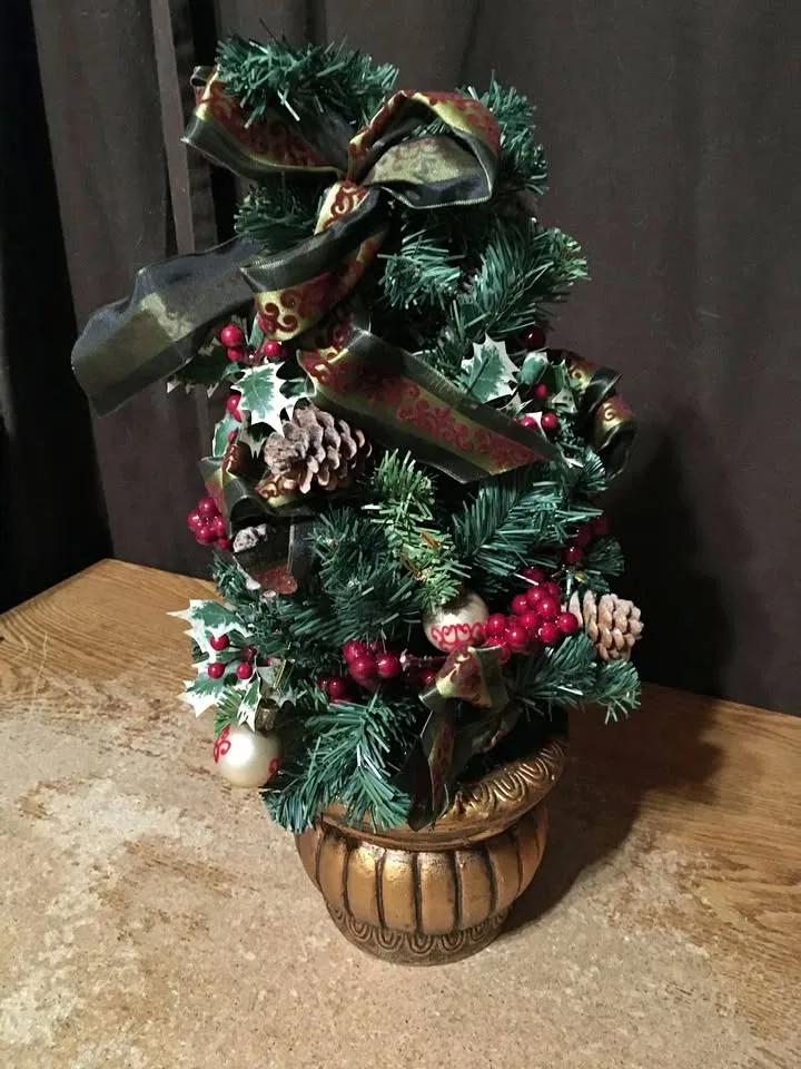 WATERFORD HOLIDAY HEIRLOOMS TABLETOP CHRISTMAS TREE 16"