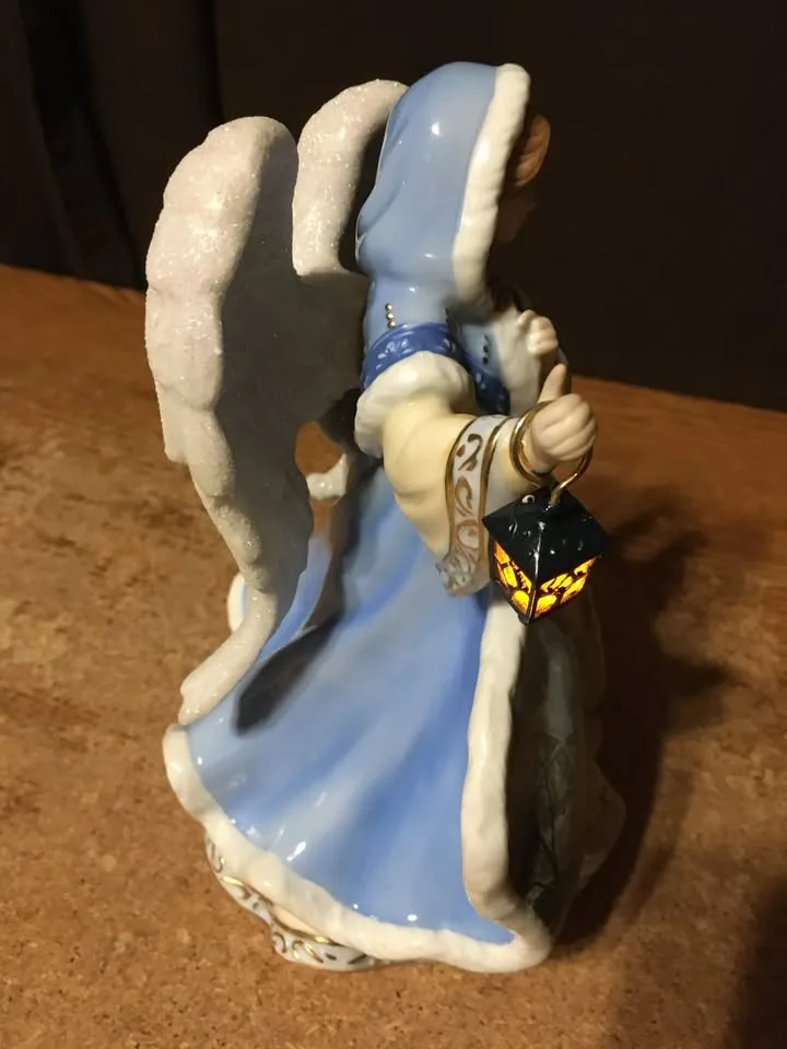 THOMAS KINKADE WINTER ANGEL OF LIGHT PORCELAIN CHRISTMAS FIGURIN image indicator(4)