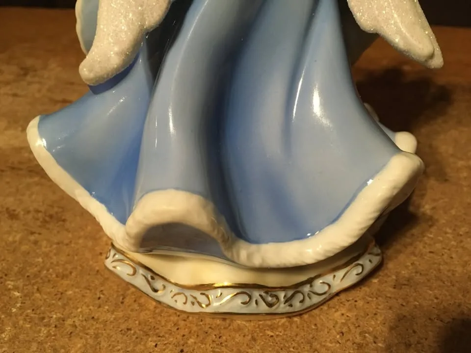 THOMAS KINKADE WINTER ANGEL OF LIGHT PORCELAIN CHRISTMAS FIGURIN image indicator(7)