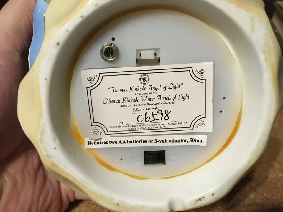 THOMAS KINKADE WINTER ANGEL OF LIGHT PORCELAIN CHRISTMAS FIGURIN image indicator(9)