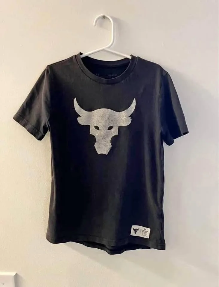 Kid under armour size small t shirt