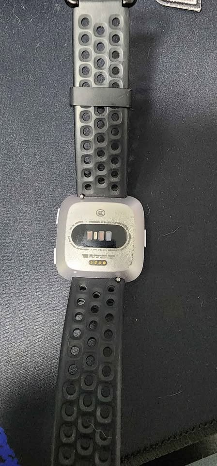Fitbit Versa 2 Broken screen smart watch for spare parts and ori - photo 2