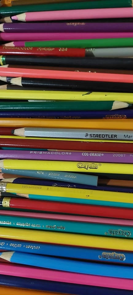 Art supplies, pencil crayons, paper - photo 2