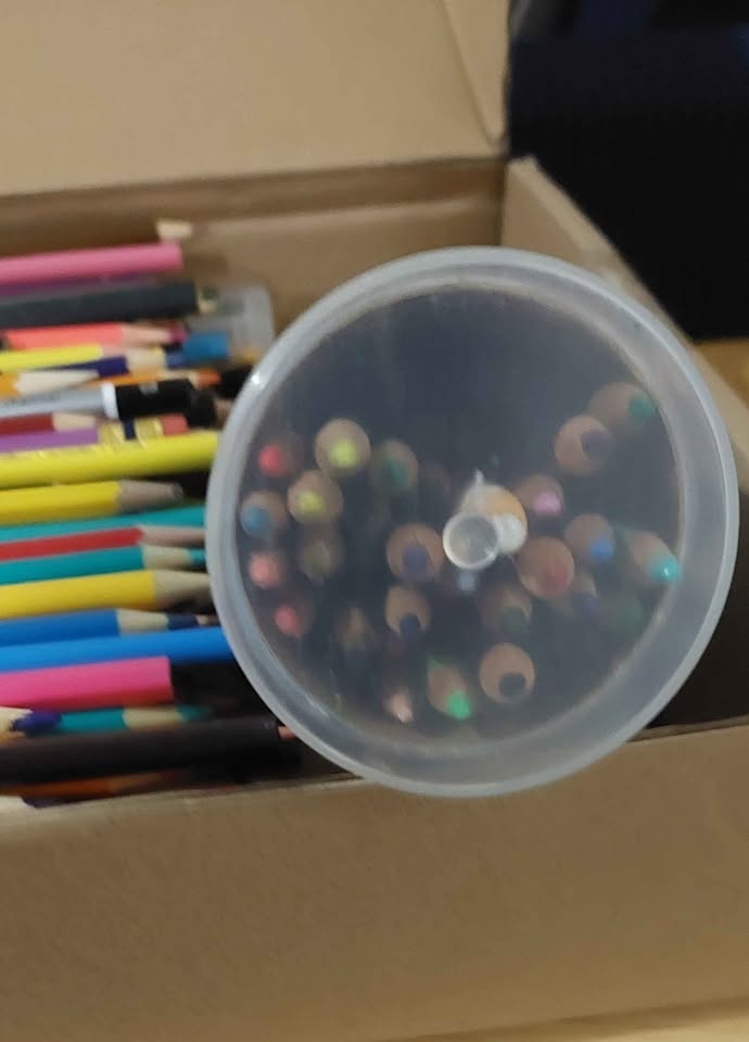 Art supplies, pencil crayons, paper - photo 3