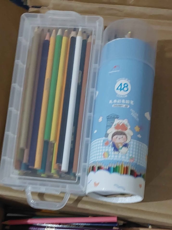 Art supplies, pencil crayons, paper - photo 4