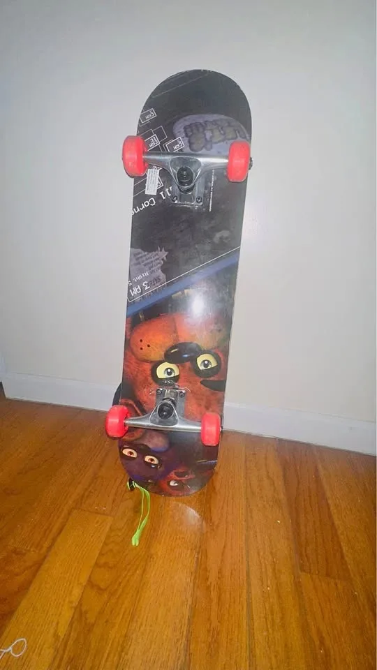 Skeate Five Nights at Freddy's (FNAF) Completa - Ruedas Rojas