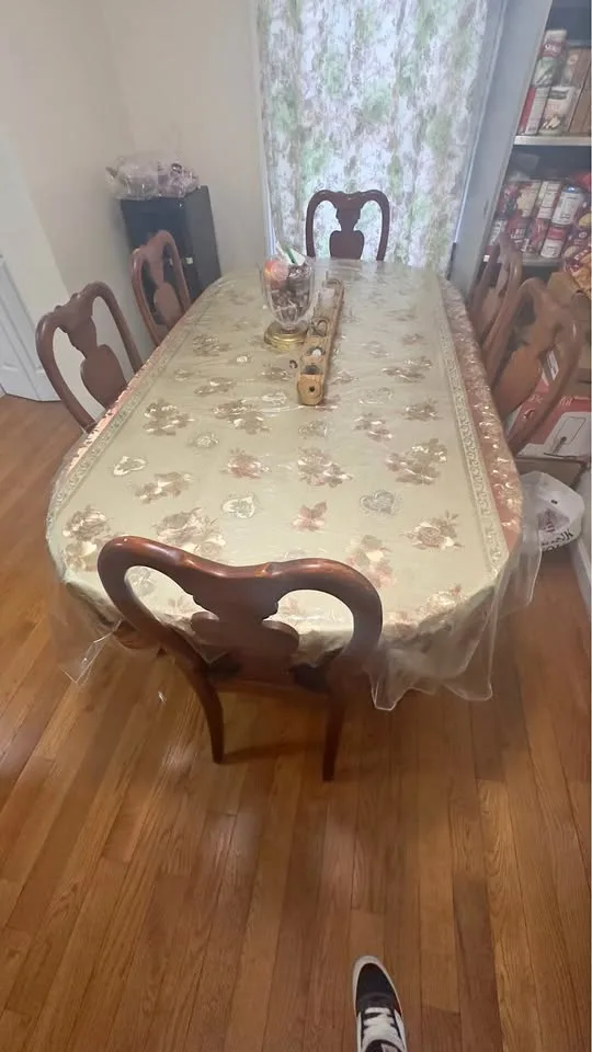 dining room with 6 chairs