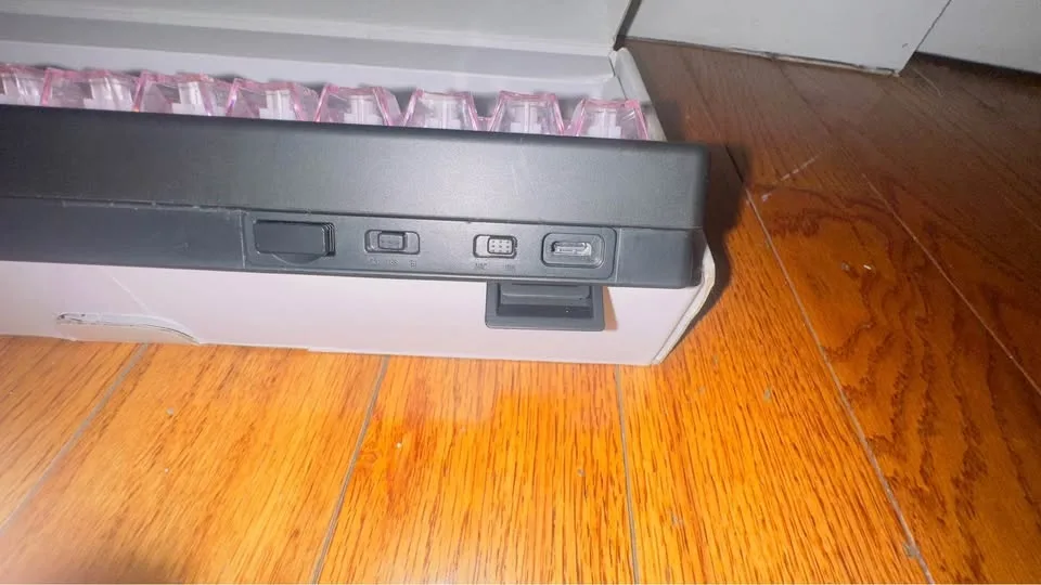 AULA Compact Mechanical Keyboard with Transparent RGB image indicator(3)