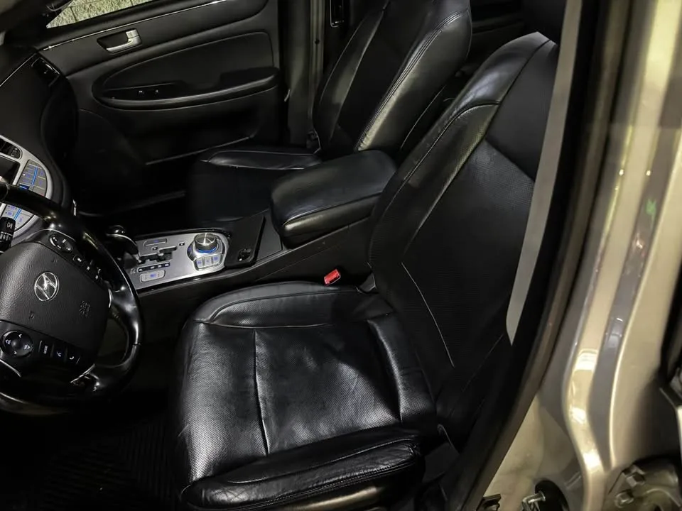 2012 Hyundai Genesis · 3.8 Sedan 4D image indicator(2)