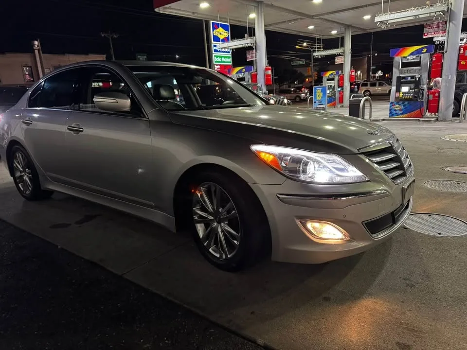 2012 Hyundai Genesis · 3.8 Sedan 4D image indicator(3)