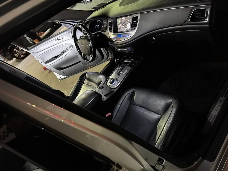 2012 Hyundai Genesis · 3.8 Sedan 4D image indicator(4)