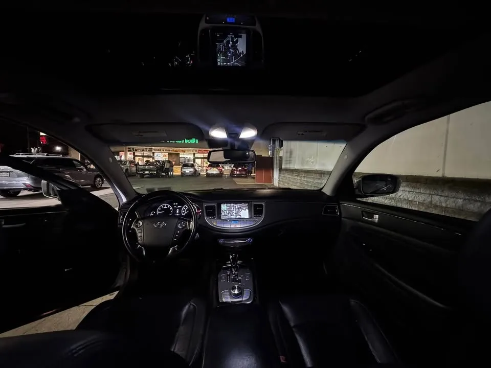 2012 Hyundai Genesis · 3.8 Sedan 4D image indicator(5)