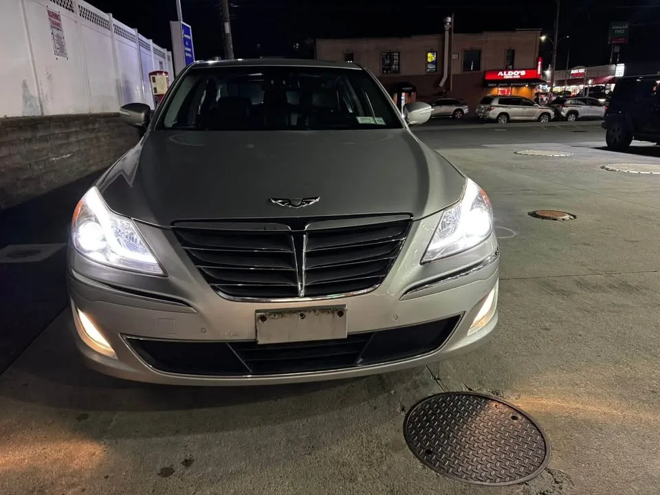 2012 Hyundai Genesis · 3.8 Sedan 4D image indicator(6)