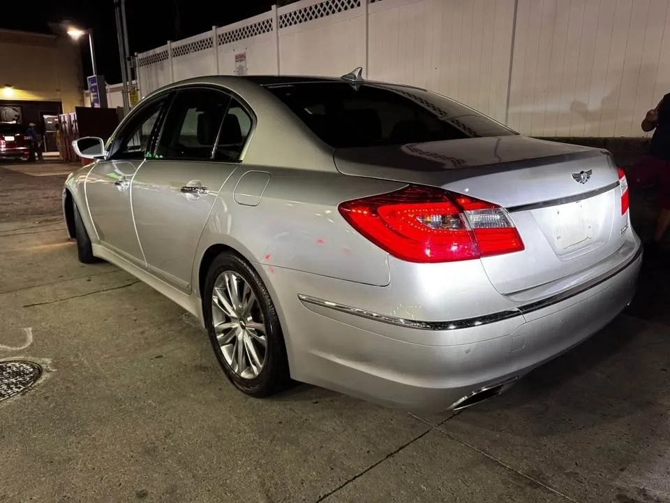 2012 Hyundai Genesis · 3.8 Sedan 4D image indicator(7)