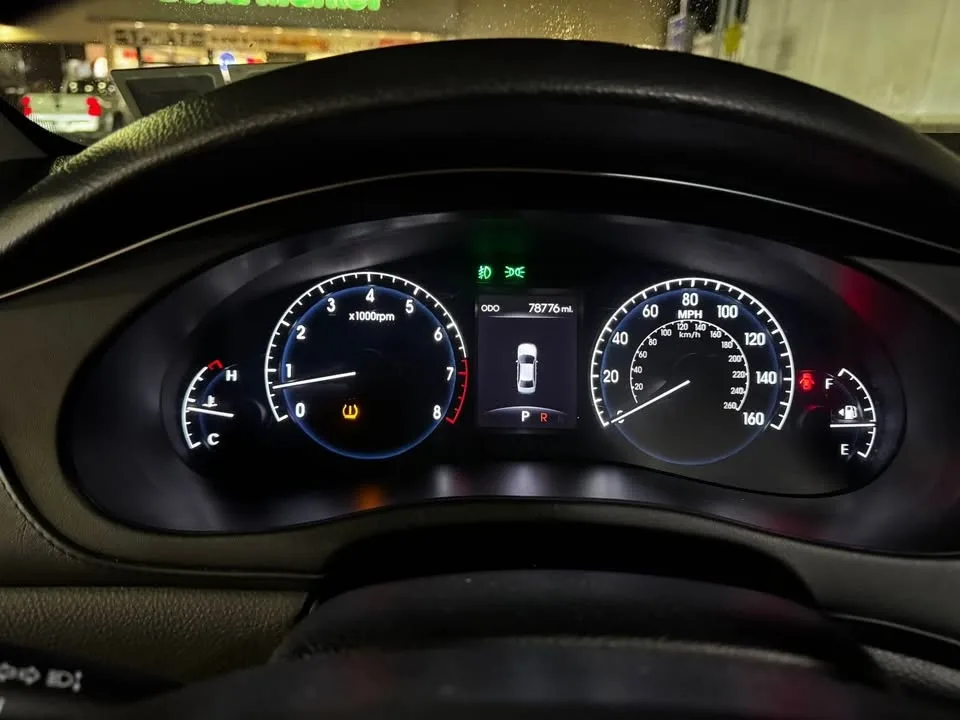 2012 Hyundai Genesis · 3.8 Sedan 4D image indicator(8)