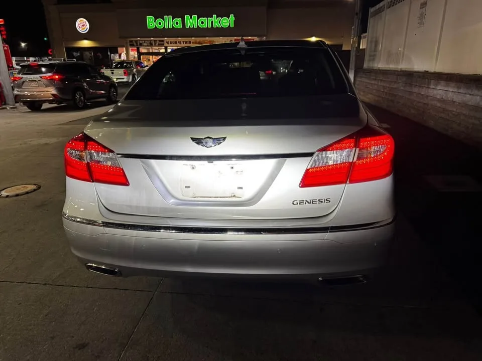 2012 Hyundai Genesis · 3.8 Sedan 4D image indicator(9)