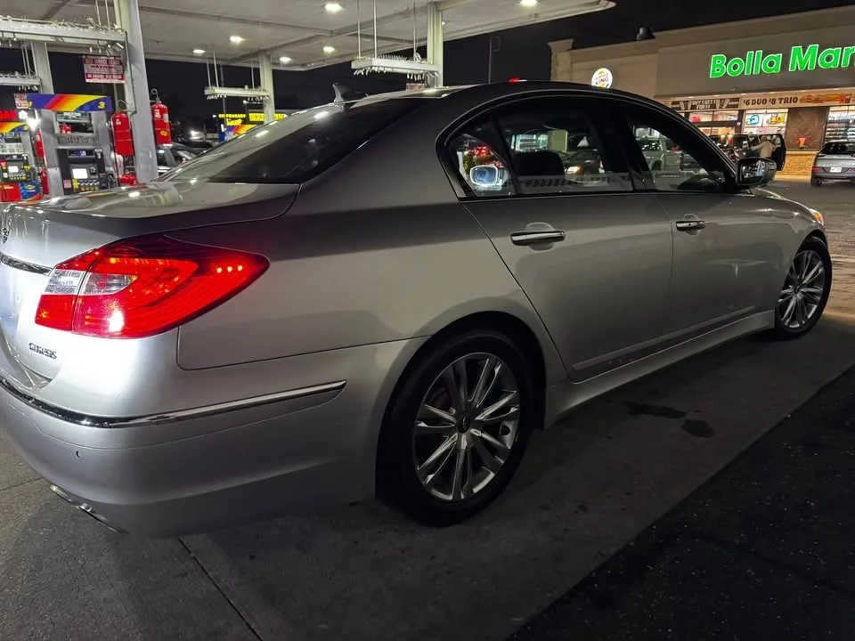 2012 Hyundai Genesis · 3.8 Sedan 4D image indicator(10)