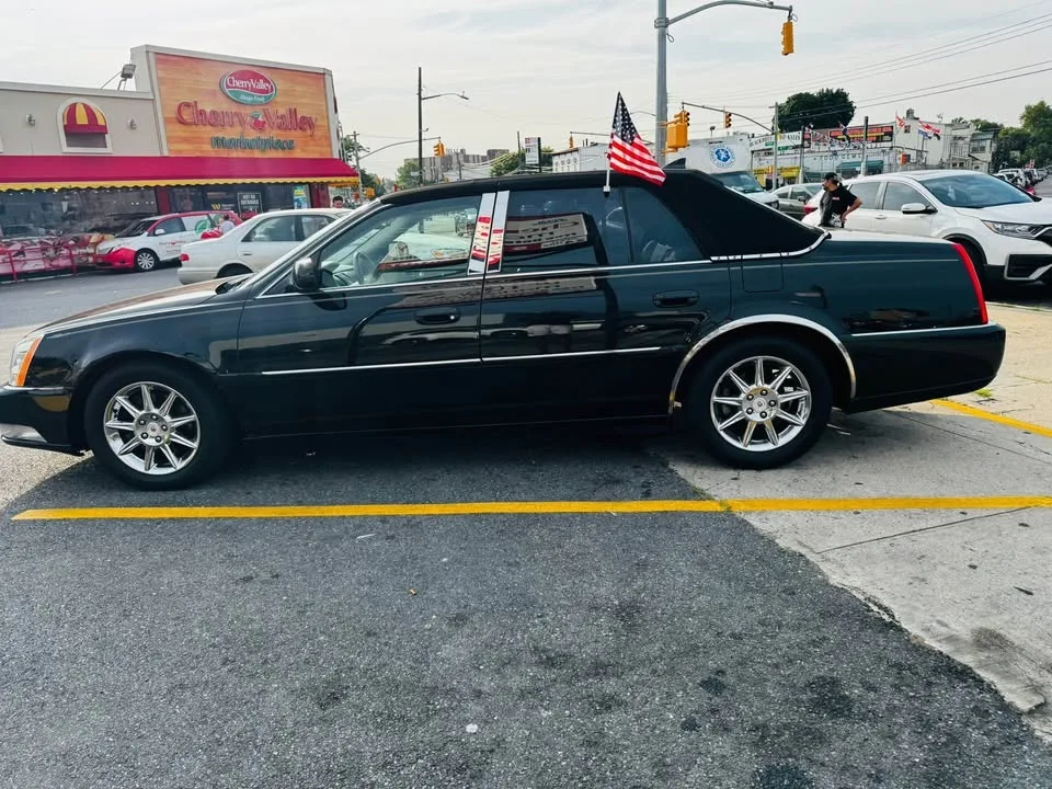 2010 Cadillac DTS · Sedan 4D image indicator(4)