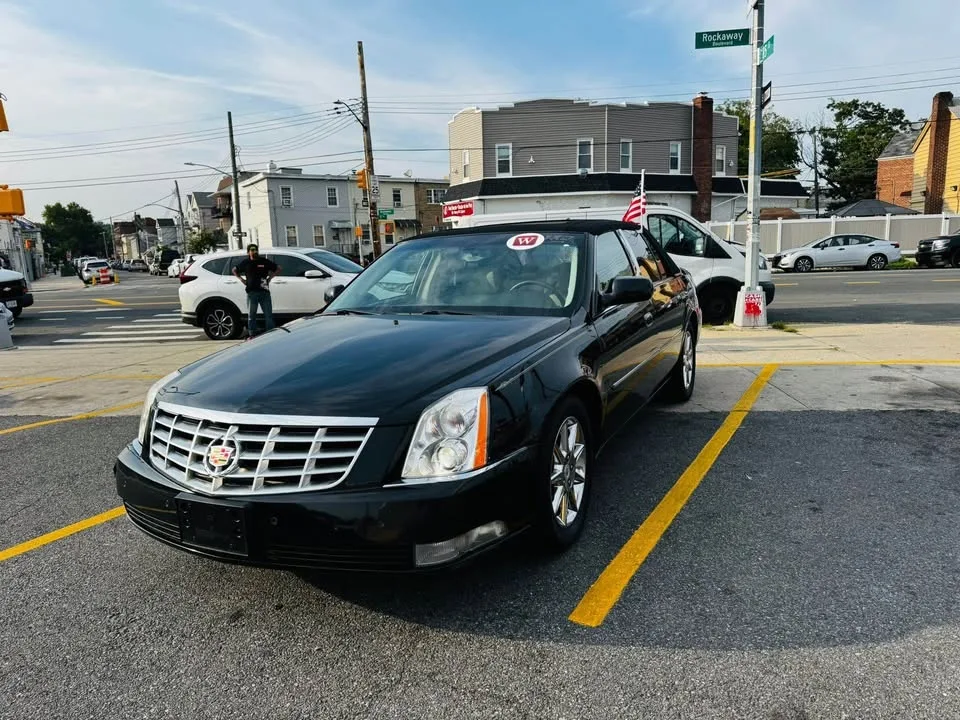 2010 Cadillac DTS · Sedan 4D image indicator(5)