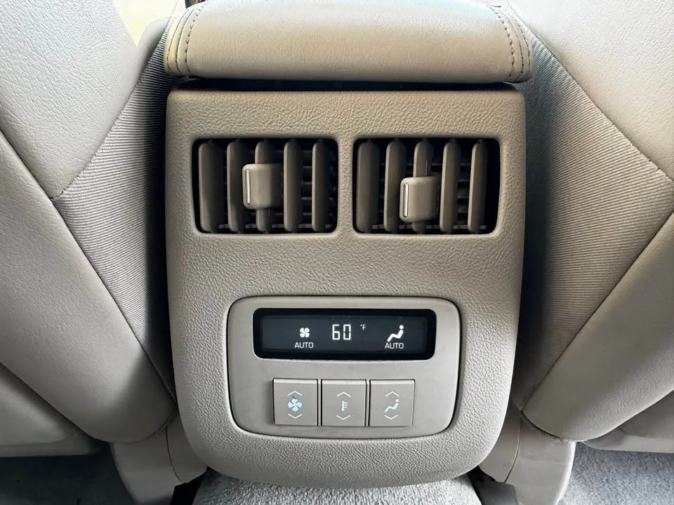 2010 Cadillac DTS · Sedan 4D image indicator(7)