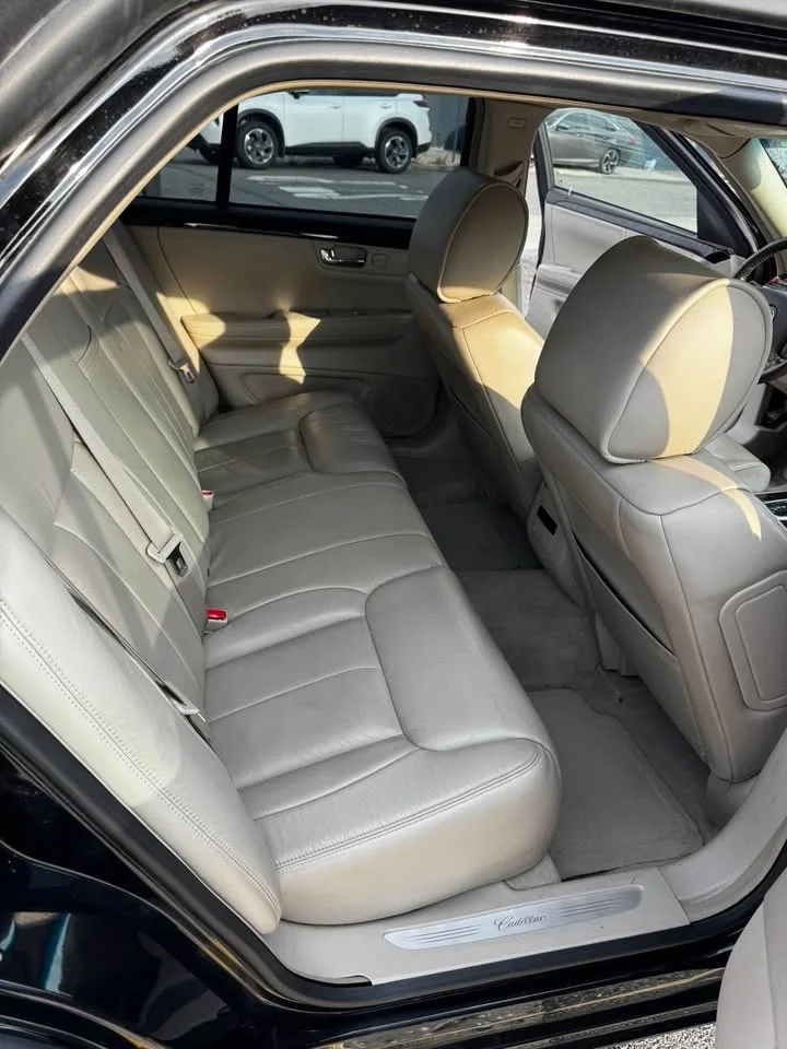 2010 Cadillac DTS · Sedan 4D image indicator(9)