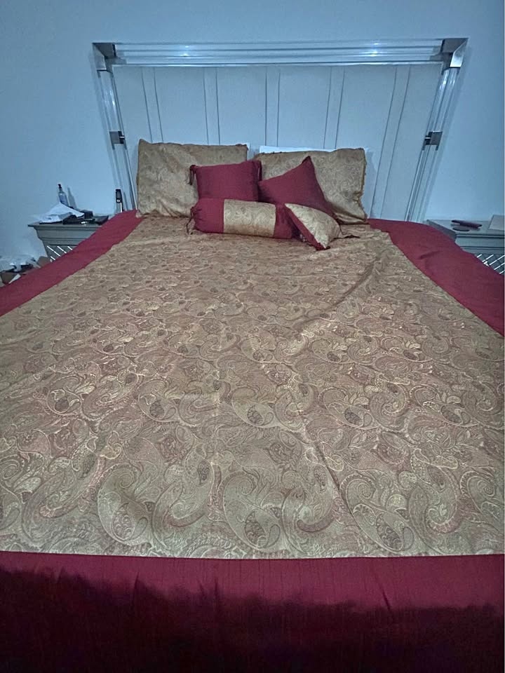 Beautiful Floral Bedcover with pillow covers- King Size