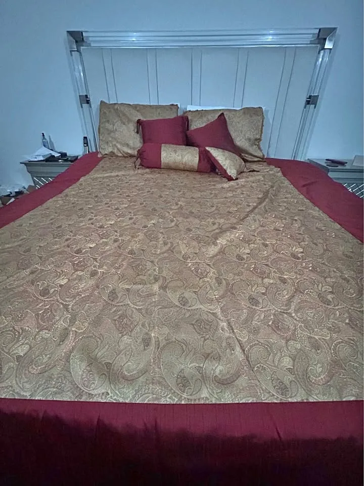 Beautiful Floral Bedcover with pillow covers- King Size