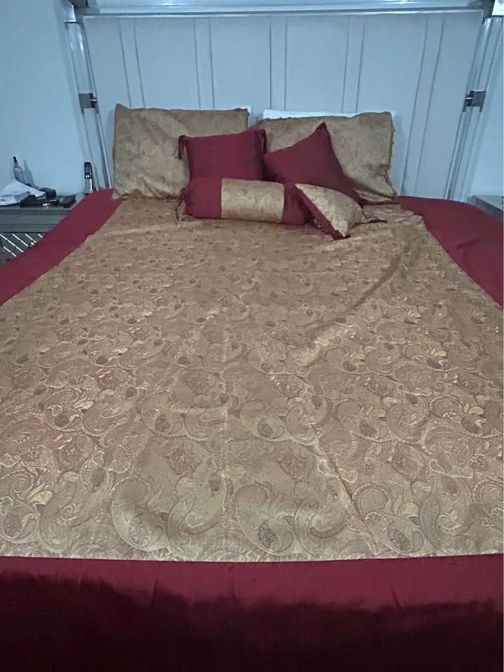 Beautiful Floral Bedcover with pillow covers- King Size image indicator(2)