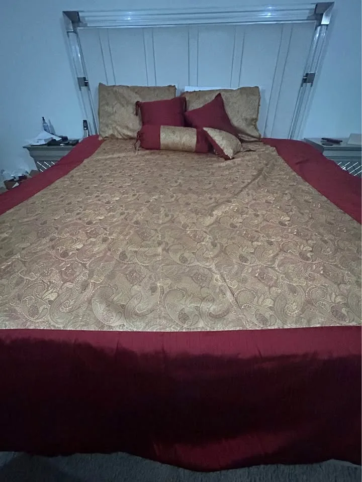 Beautiful Floral Bedcover with pillow covers- King Size image indicator(3)