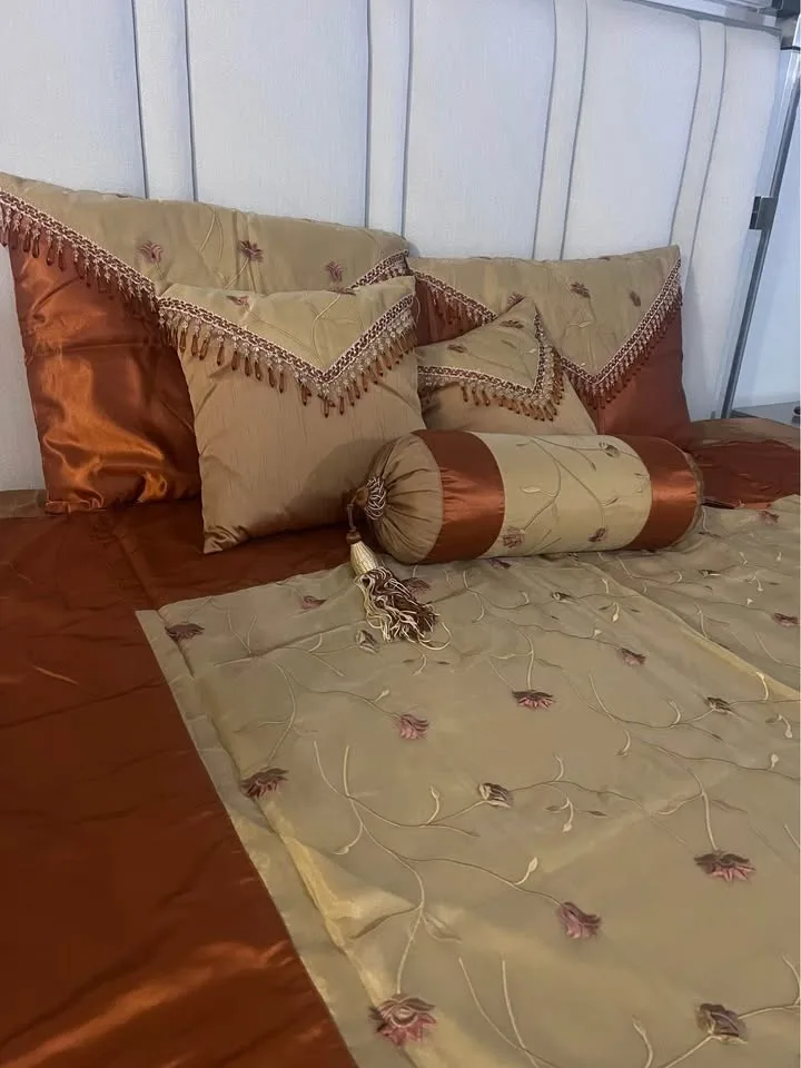 Elegant Embroidered Bedspread Set-King Size image indicator(2)