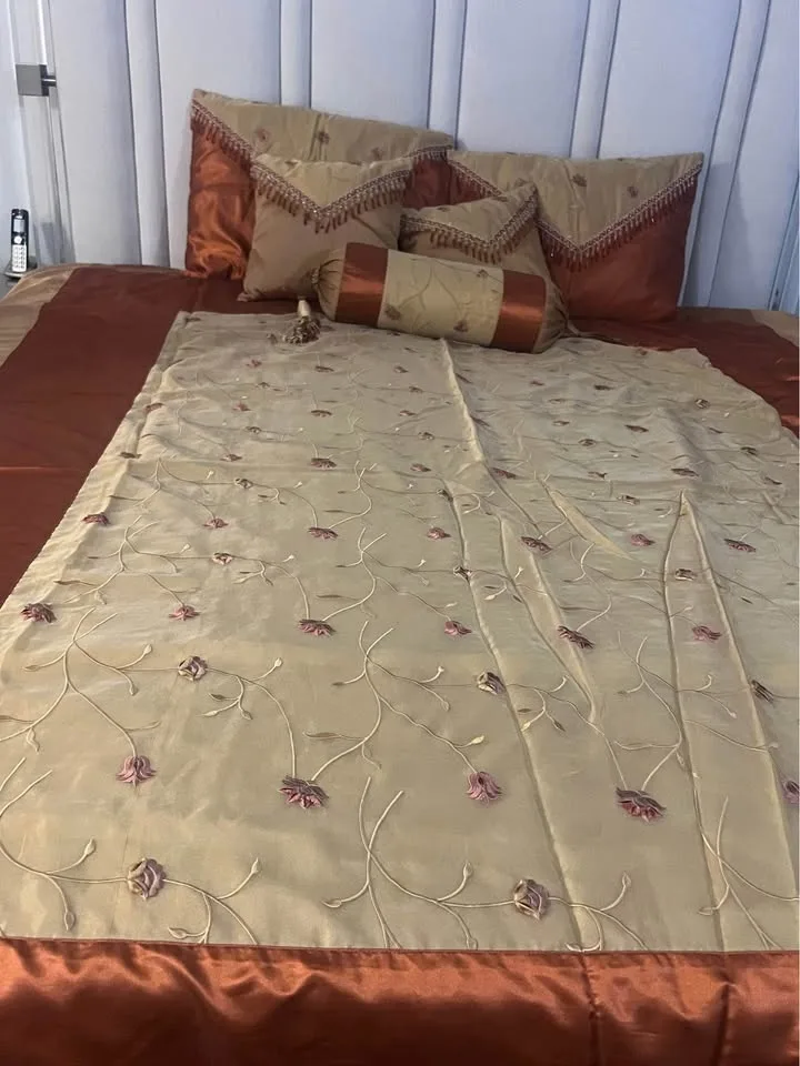 Elegant Embroidered Bedspread Set-King Size image indicator(4)