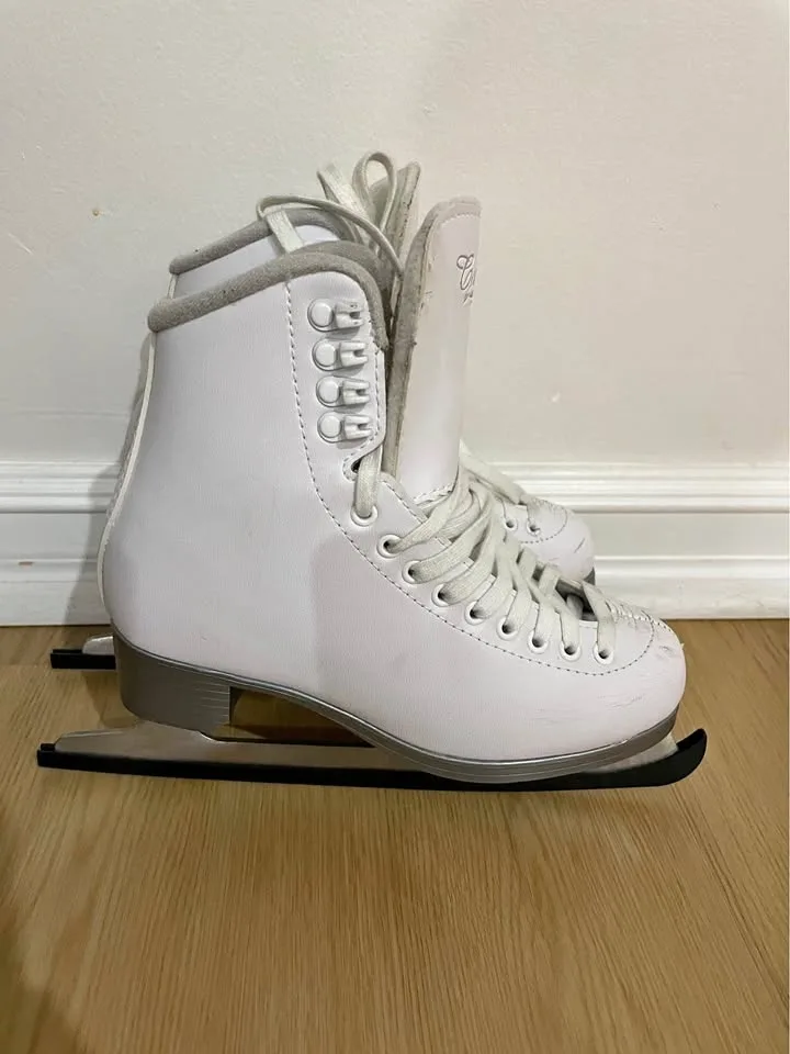 Skates size Y4