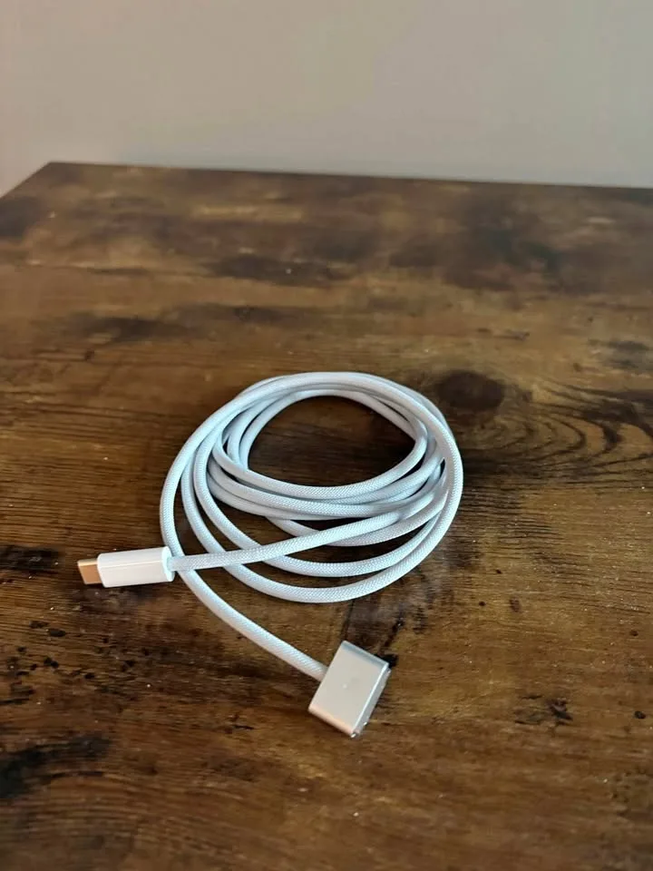 Apple 2m USB-C to MagSafe 3 charging cable