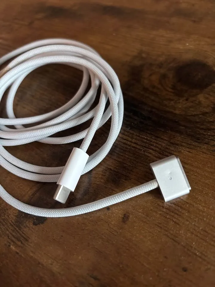 Apple 2m USB-C to MagSafe 3 charging cable image indicator(2)