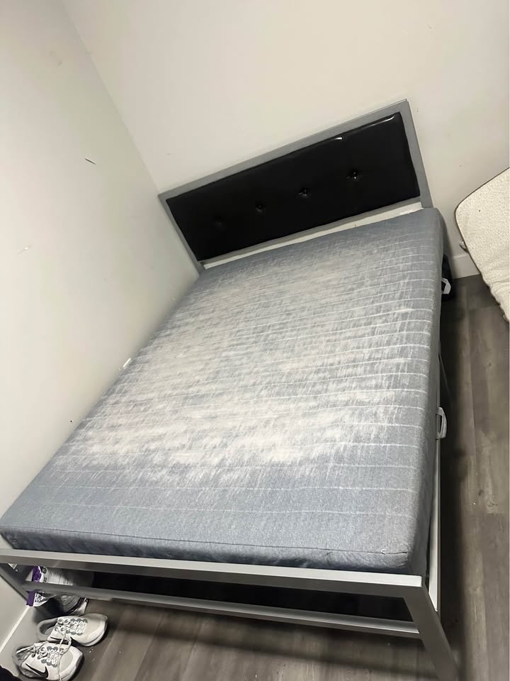 Queen size Metal Bed Frame + Mattress – Excellent Condition - photo 2