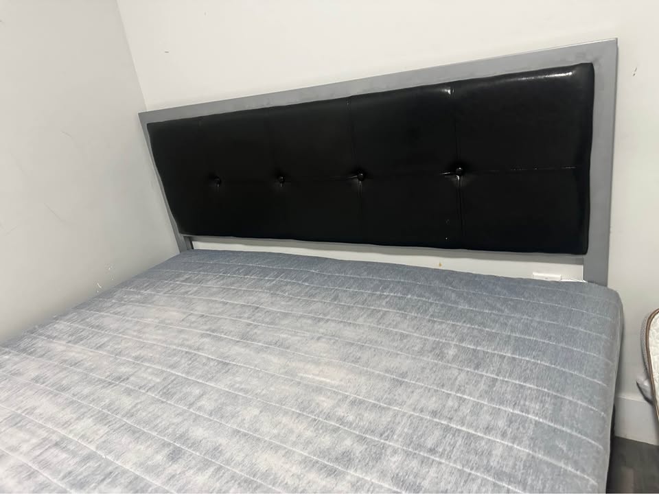 Queen size Metal Bed Frame + Mattress – Excellent Condition - photo 3