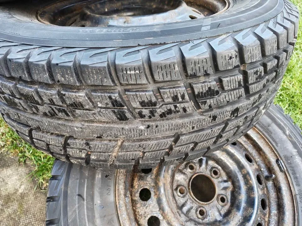 235/70-16 Yokohama ice guard winter tires on steel rims image indicator(6)