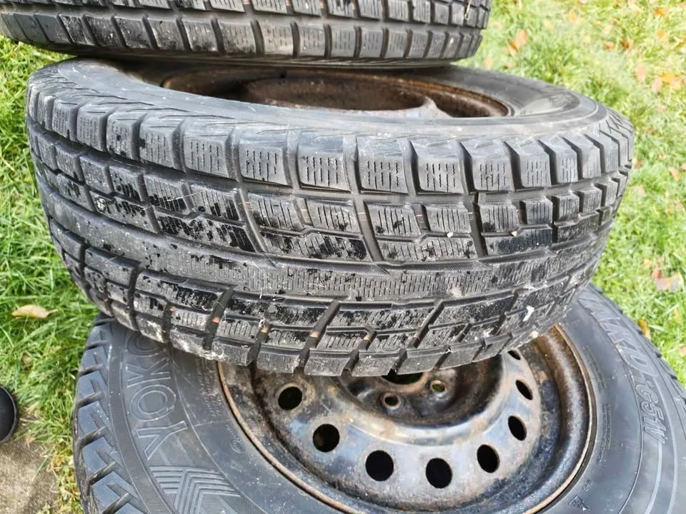 235/70-16 Yokohama ice guard winter tires on steel rims image indicator(7)