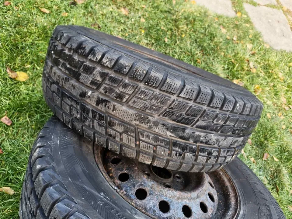 235/70-16 Yokohama ice guard winter tires on steel rims image indicator(8)