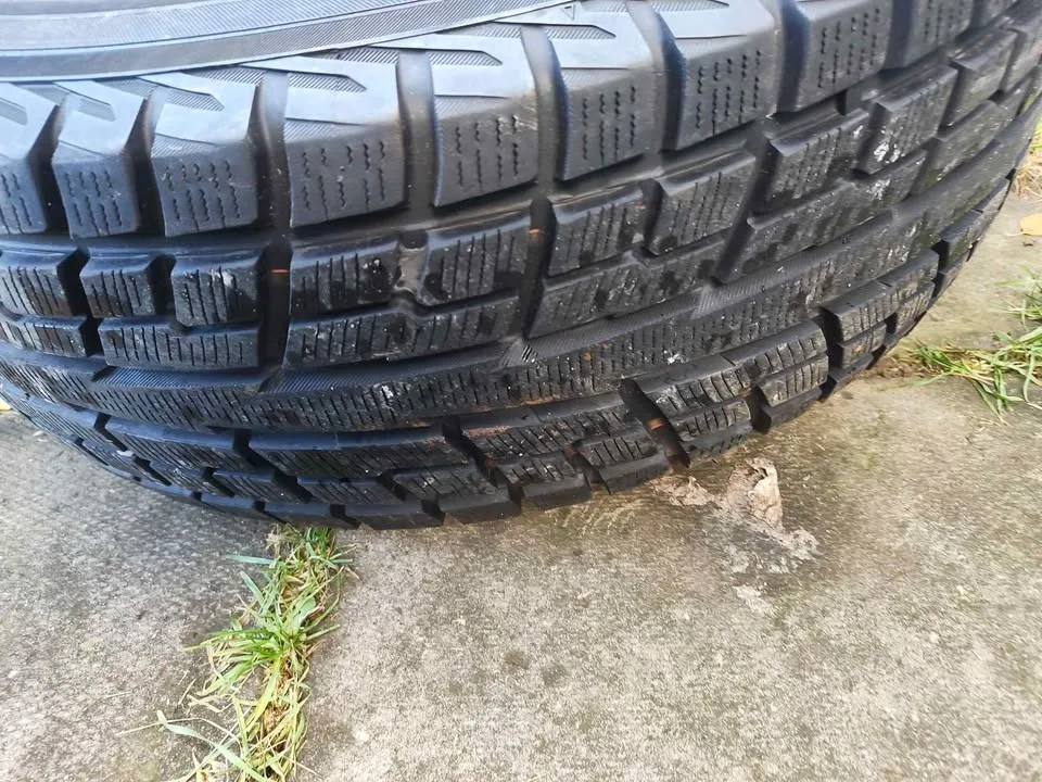 235/70-16 Yokohama ice guard winter tires on steel rims image indicator(9)