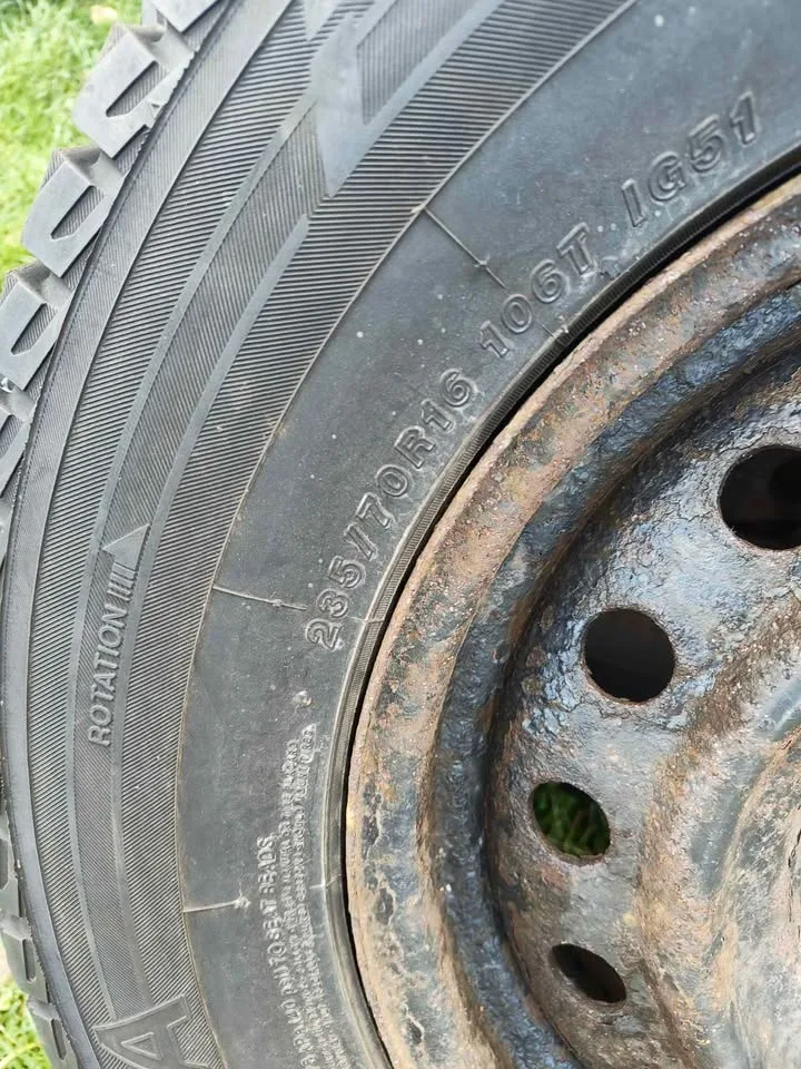 235/70-16 Yokohama ice guard winter tires on steel rims image indicator(10)