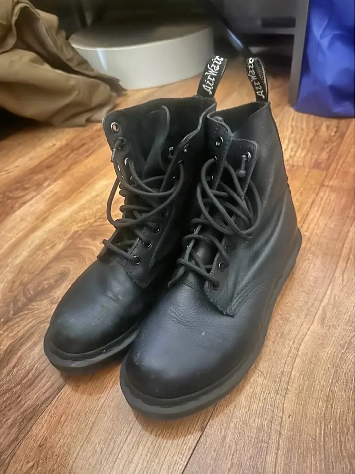 Dr. Martens Airwave boot