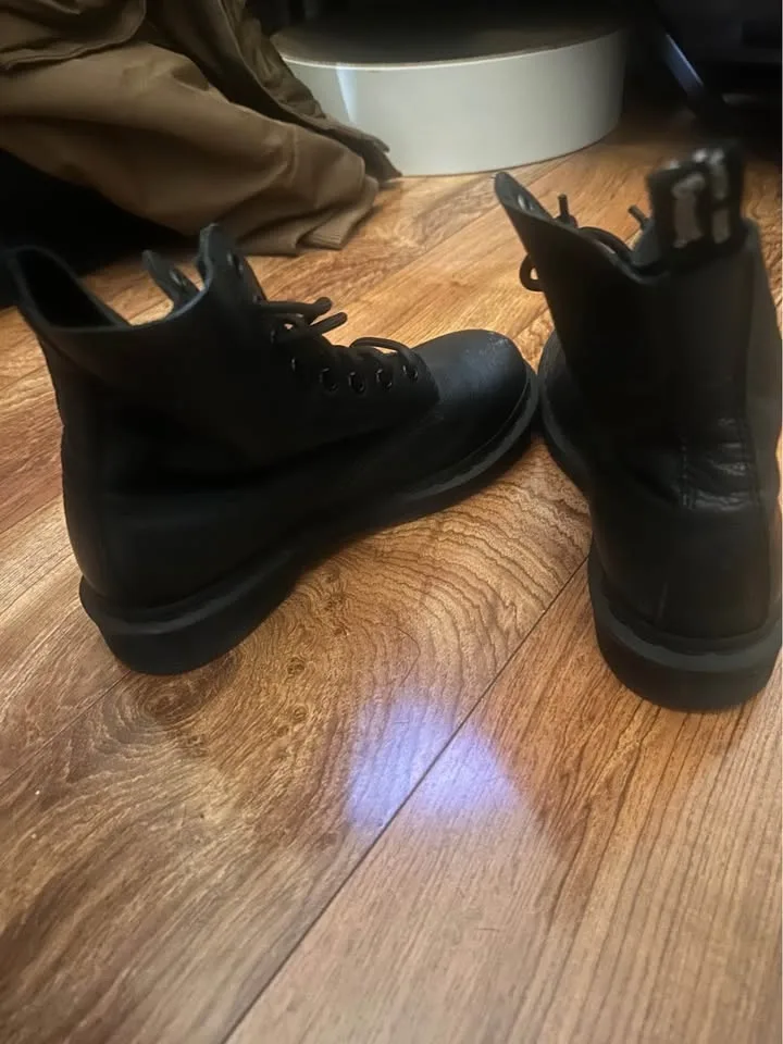 Dr. Martens Airwave boot image indicator(2)