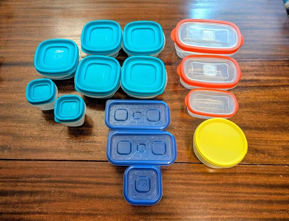 14 Assorted Plastic Food Storage Containers image indicator(2)