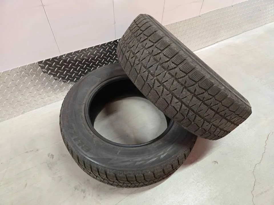 Bridgestone Blizzak Winter Tires- 215/65R16 image indicator(7)